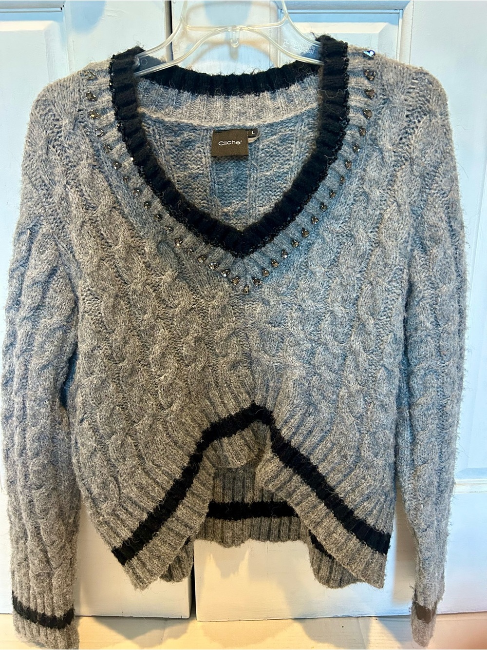 Cliché Gray Cable-Knit V-Neck Sweater with Black Trim